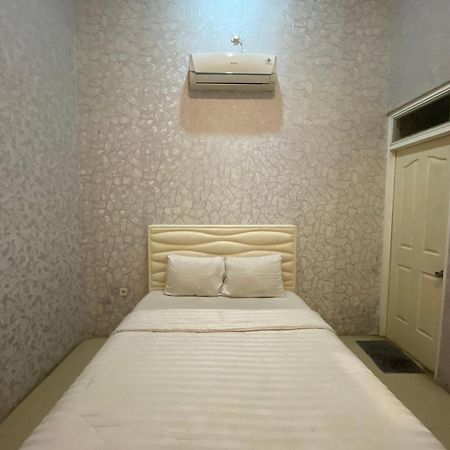 Surakarta  Griya Rw Family Guest House Redpartner מראה חיצוני תמונה